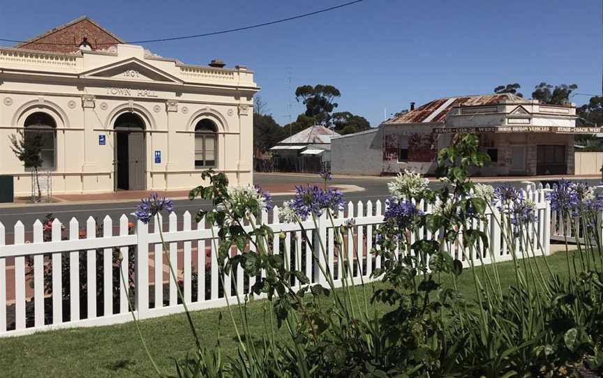 Pingelly Town Hall, Local Facilities in Pingelly