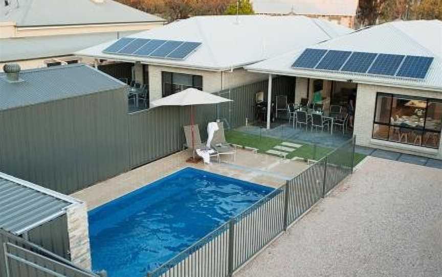 Boats and Bedzzz Houseboat Stays, Renmark, SA