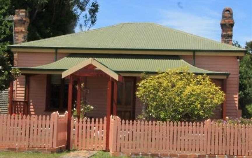 Kerrellie Cottages 2, 4 & 8 Reid Street, Strahan, TAS