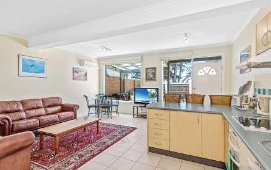 Black Dolphin Waterfront Apartment, San Remo, VIC