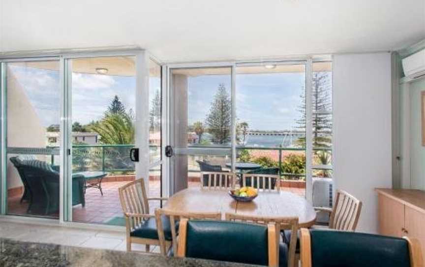 Castillo Del Mar 10 - Lake View Roof Terrace with Spa, Tuncurry, NSW