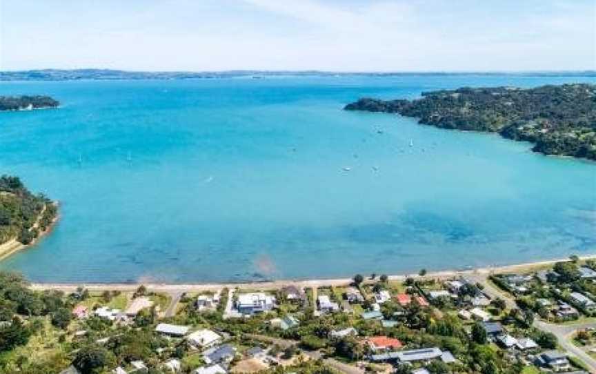 Driftwood Beach House with Spa Pool - Absolute Beachfront!, Waiheke Island (Suburb), New Zealand