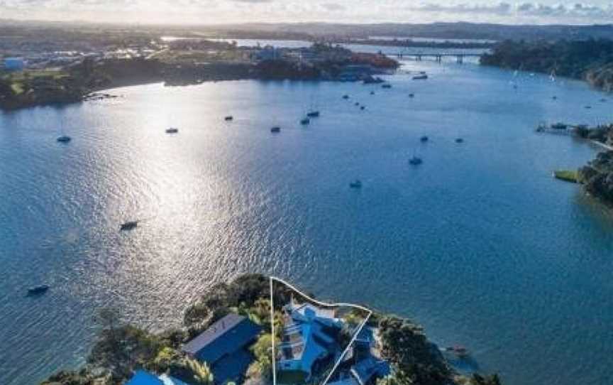 Absolutely unique waterfront experience, Beach Haven, New Zealand