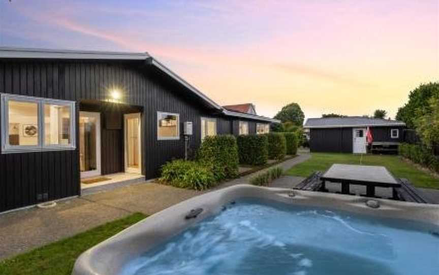 Golf Course Masterpiece with Hot Tub (4bd 3.5bth), Rotorua, New Zealand