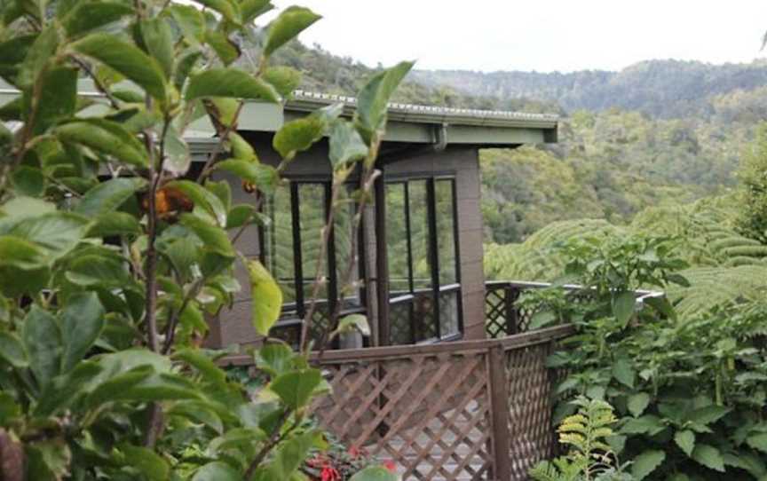 Lone Kauri Lodge Karekare, Piha, New Zealand