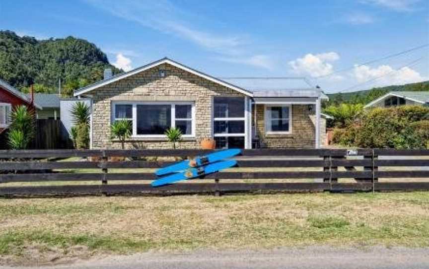 Edgewater Escape - Lake Rotoiti Holiday Home, Lake Okataina, New Zealand