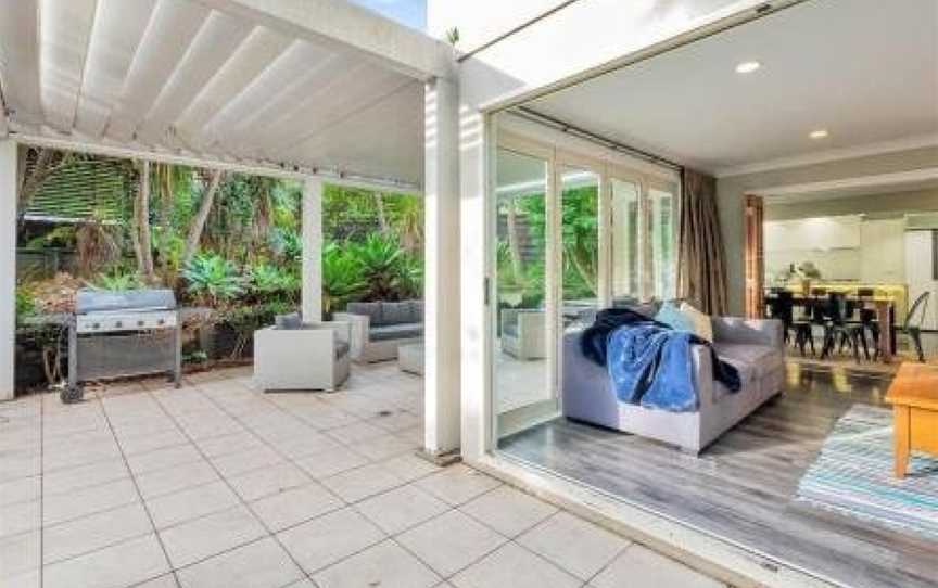 Spacious Home With BBQ and near Beaches - Sleeps 9, Castor Bay, New Zealand