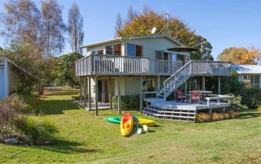 Absolute Waterfront with WiFi - Five Mile Bay Holiday Home, Waitahanui, New Zealand