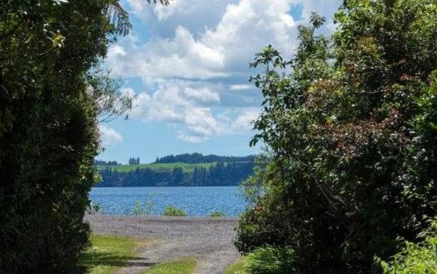 Lakeside Hideaway - Lake Rotoiti Holiday Home, Lake Okataina, New Zealand