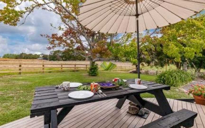 Ten 37 - Matakana Holiday Home, Matakana, New Zealand