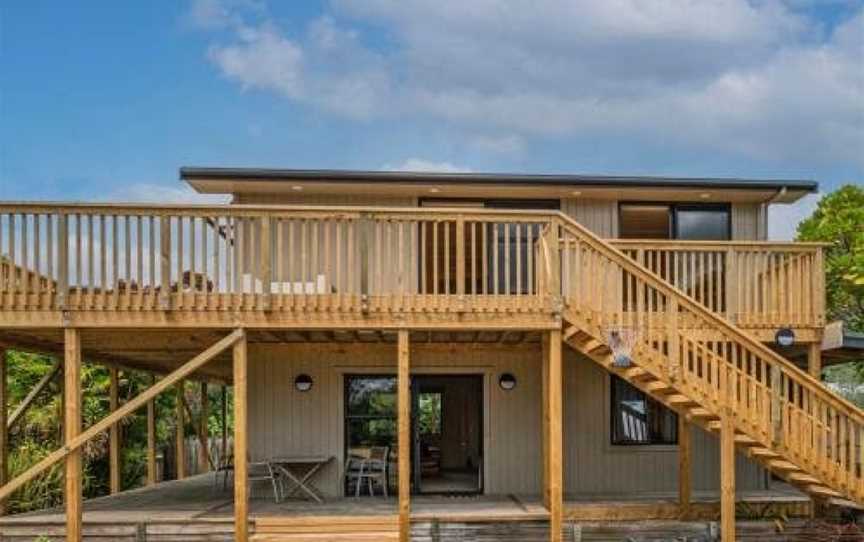 All Decked Out - Matarangi Holiday Home, Matarangi, New Zealand