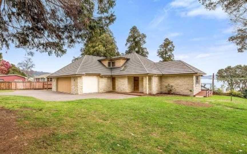 Lakefront Sublime - Lake Rotoiti Holiday Home, Lake Okataina, New Zealand