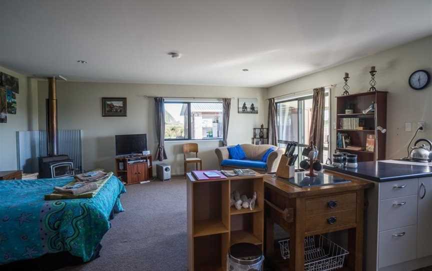 Kiwi Cabin and Homestay at Koru with hot tub, Barrytown, New Zealand