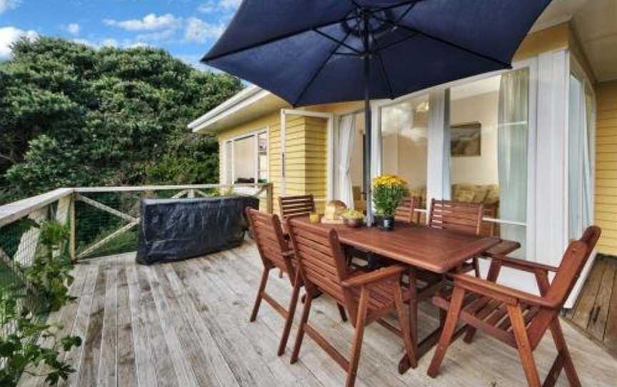 Surfer's Sunshine Cottage - Piha Holiday Home, Piha, New Zealand