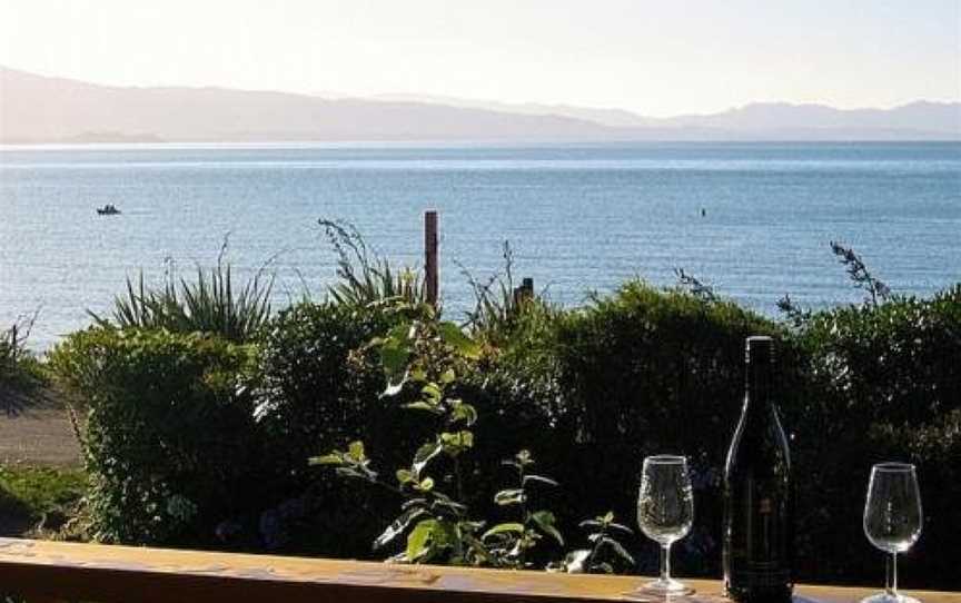 Treed - Golden Bay Bach (Tata Beach), East Takaka, New Zealand