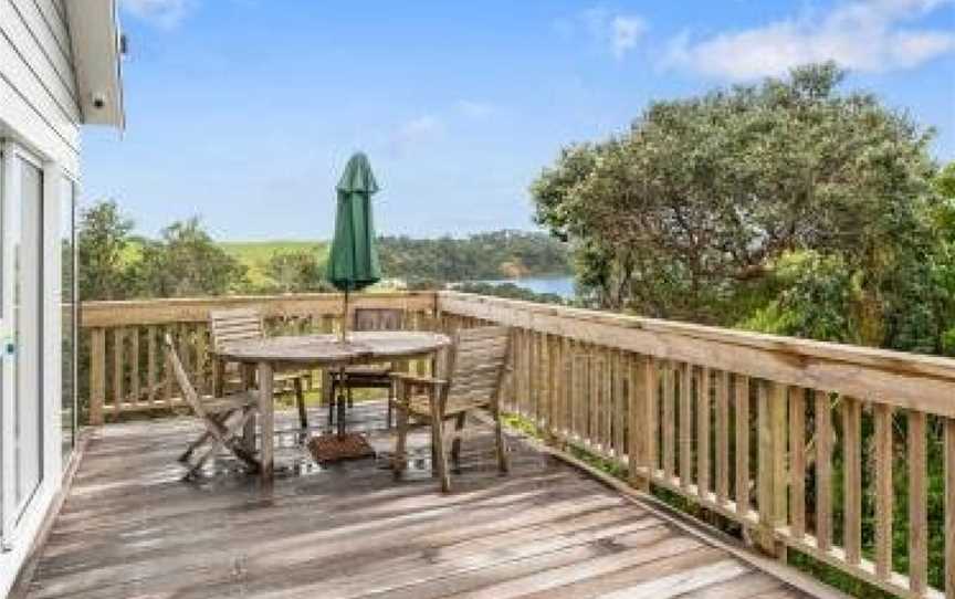 Pohutukawa Paradise - Martins Bay Holiday Home, Mahurangi East, New Zealand