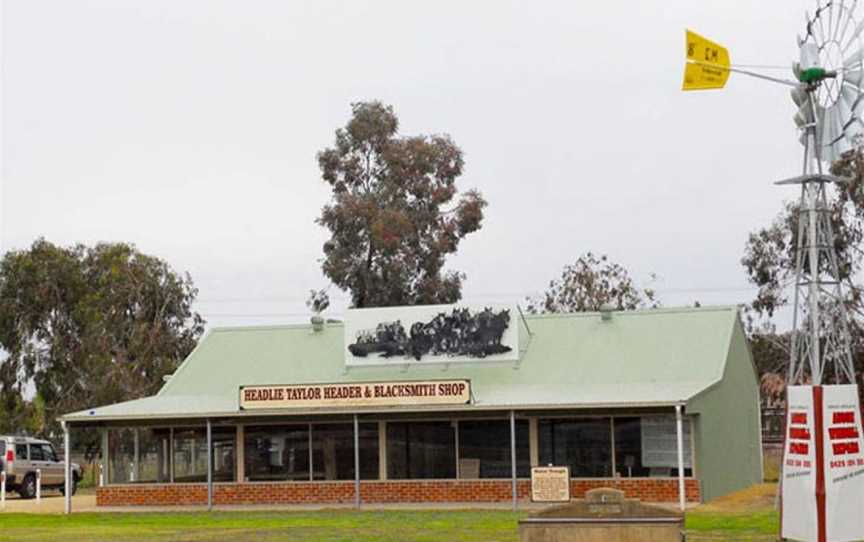 Headlie Taylor Header Museum, Attractions in Henty