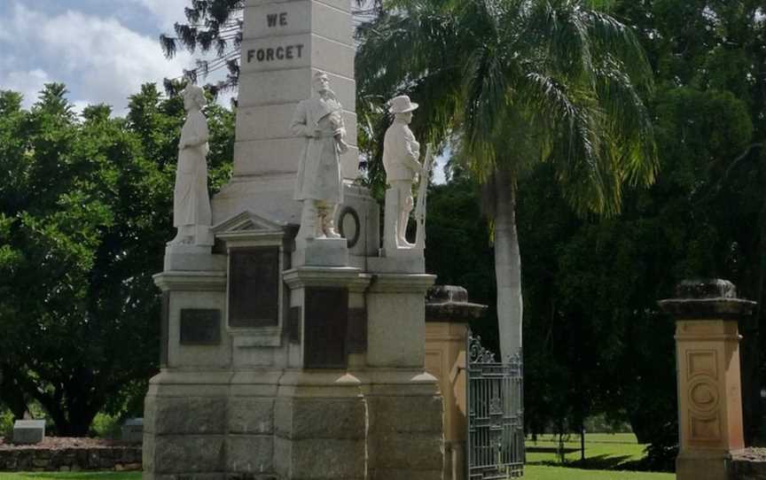 Maryborough War Memorial, Attractions in Maryborough