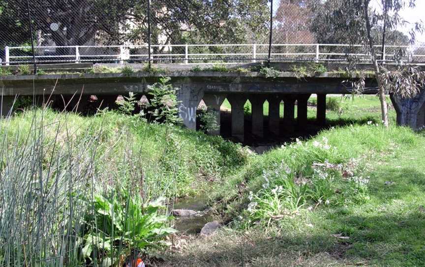 St Kilda Street Bridge, Attractions in Elwood