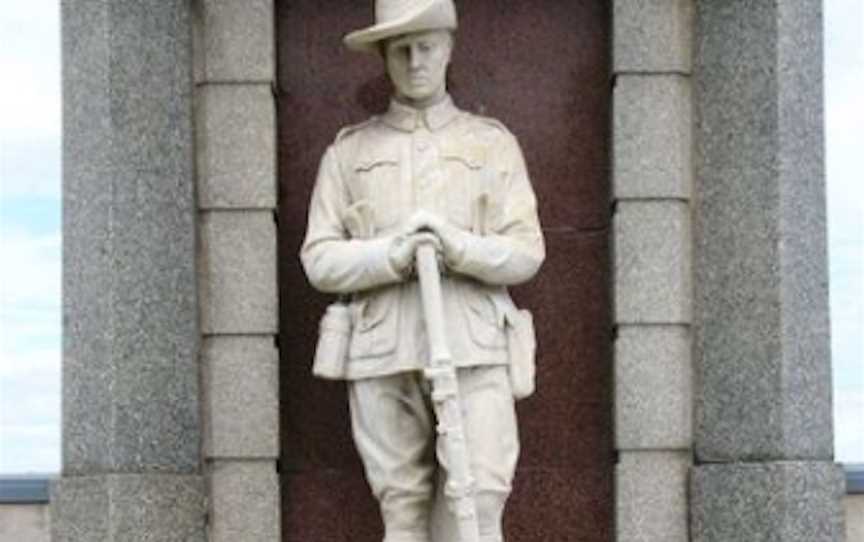 Warrnambool Soldiers' Memorial, Attractions in Warrnambool