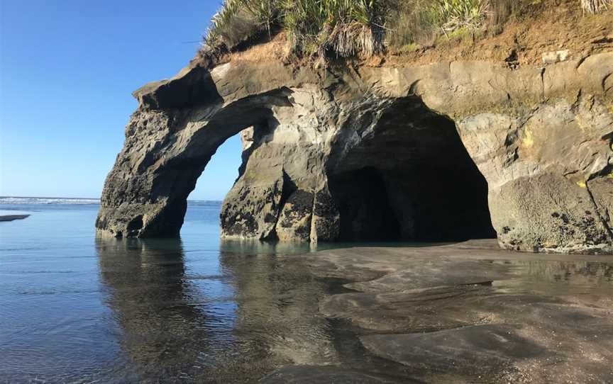 Elephant Rock (Hole in the Rock), New Plymouth, New Zealand