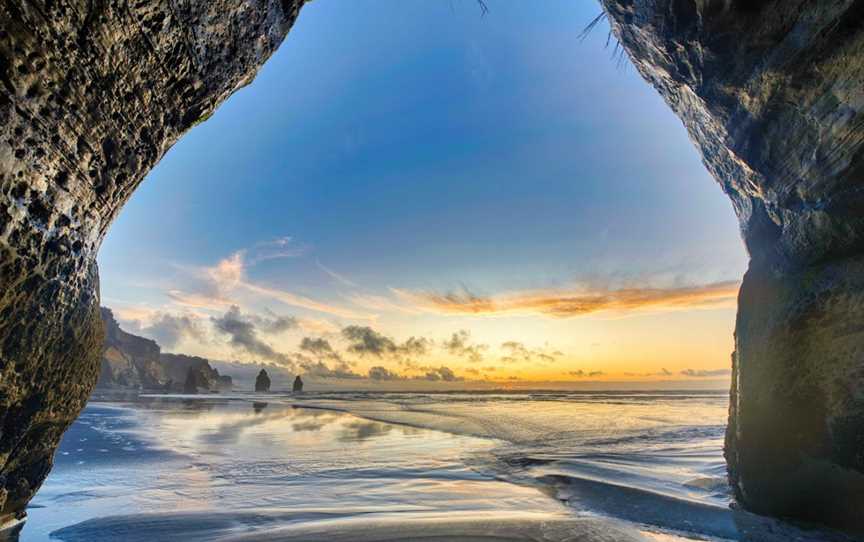 Elephant Rock (Hole in the Rock), New Plymouth, New Zealand