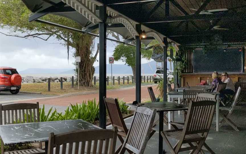 O'Sheas Restaurant, Machans Beach, QLD