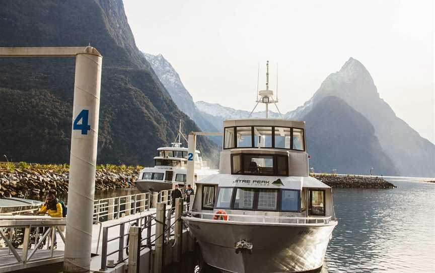 Milford Sound BBQ Bus, Te Anau, New Zealand