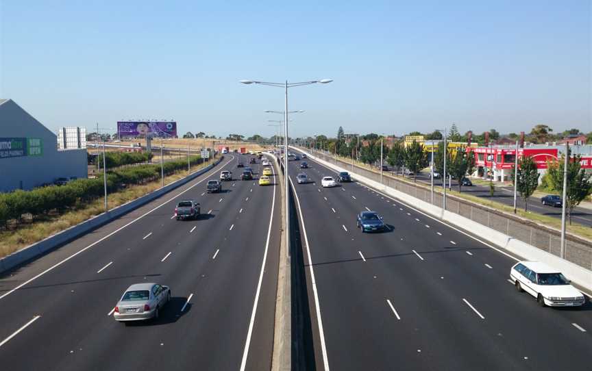 Looking south bound down the Tullamarine Freeway at Airport West.jpg