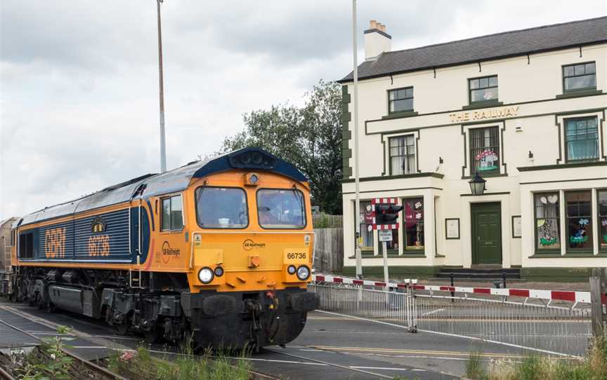 Freighttrainatlevelcrossingin Coalville CJuly2016