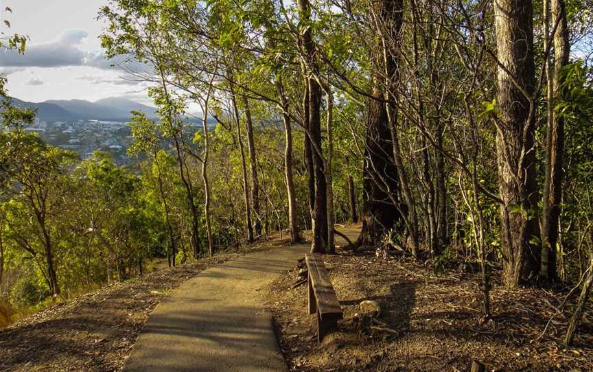 Red Arrow walk on Mount Whitfield - panoramio.jpg