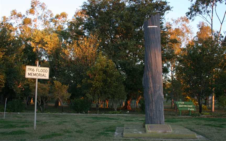 Clermont-flood-memorial-outback-queensland-australia.jpg