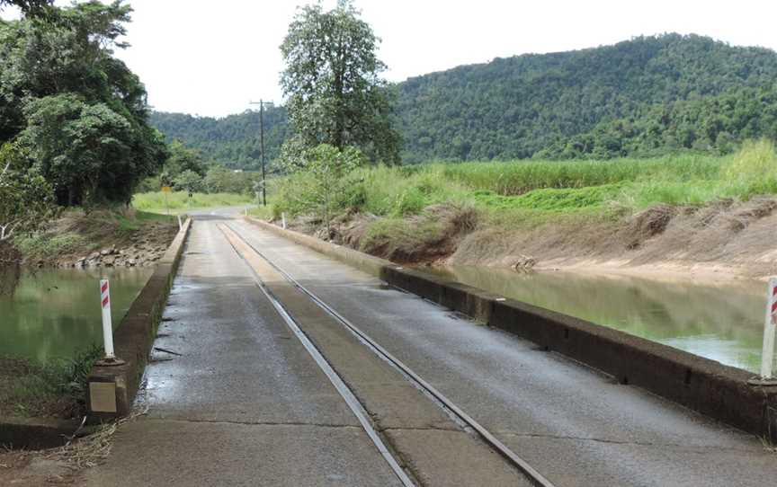 Singlelanebridgeforroadvehiclesandcanetrainsacrossthe Russell Riverbetween Babinda(foreground)and East Russell(background) C2018