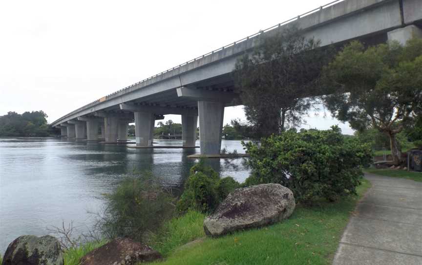 Barneys Point bridge at Banora Point.jpg