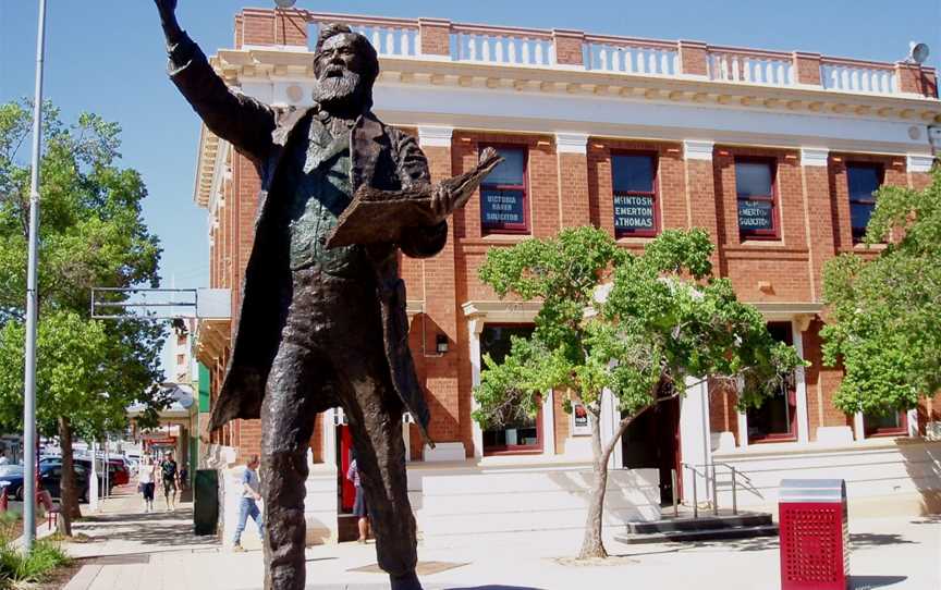 Sir Henry Parkes statue in Parkes NSW.jpg