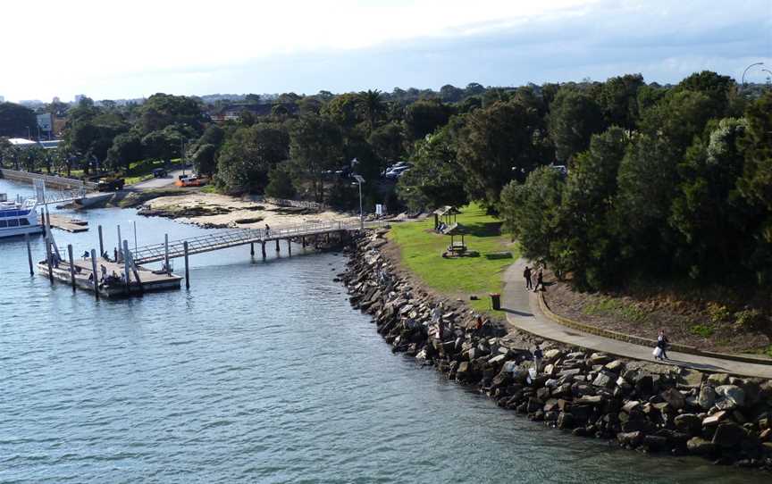 Sans Souci, from Captain Cook Bridge, New South Wales (2010-07-25).jpg