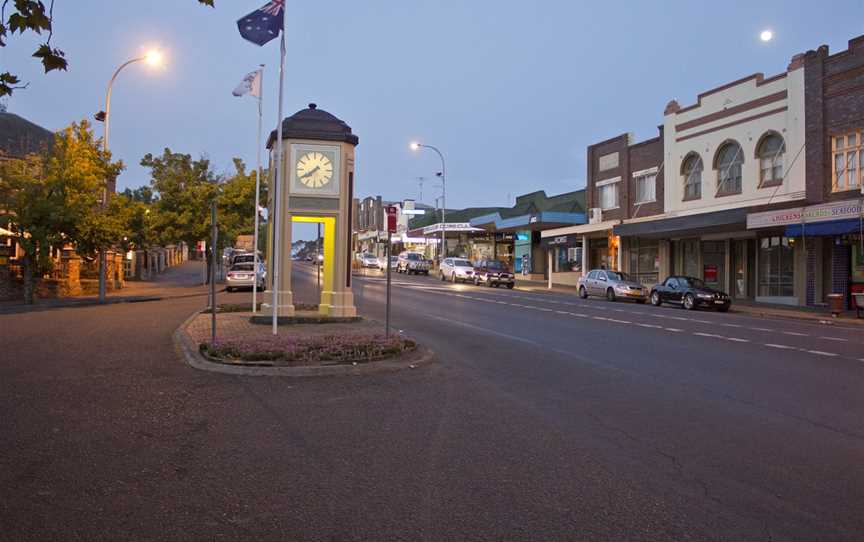 Looking up Argyle Street (Illawarra Highway) in Moss Vale.jpg