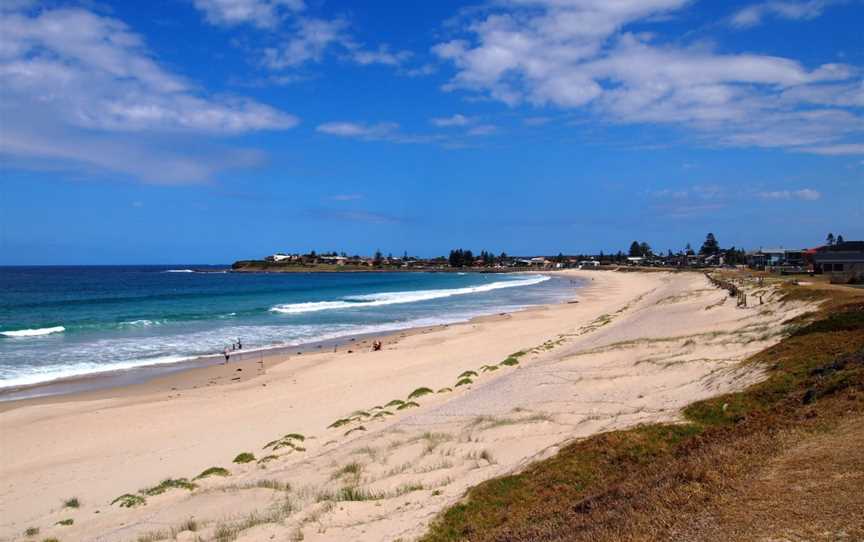 Warilla Beach - panoramio.jpg