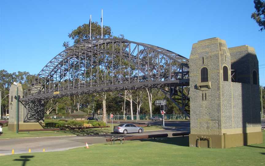 Warwick Farm Bridge replica.JPG