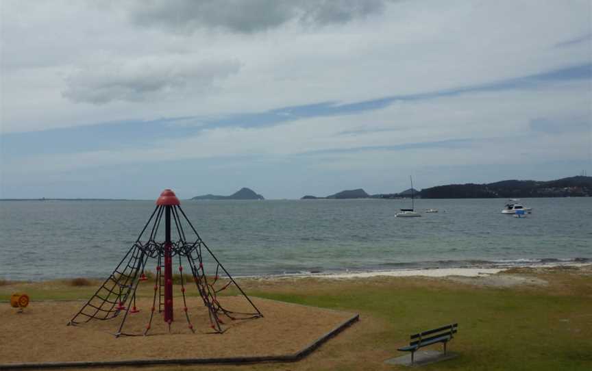 Port Stephens headlands from Salamander Bay 02.jpg