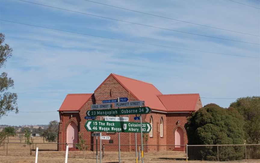 Yerong Creek Church& Signpost