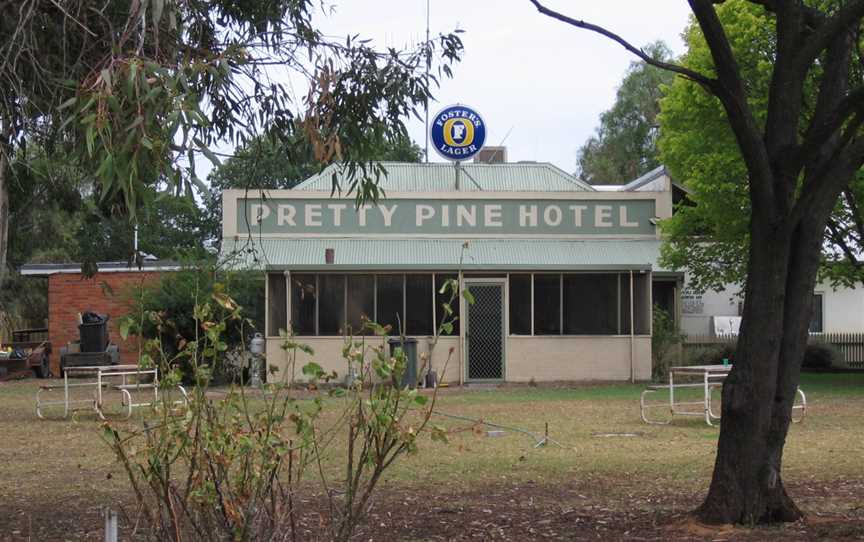 PrettyPineHotel.JPG