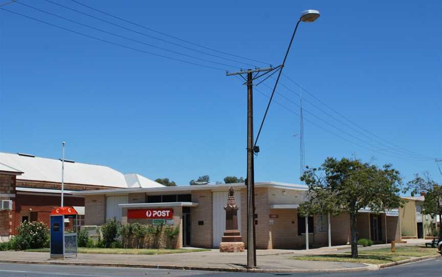 OwenPostOffice&WarMemorial.JPG