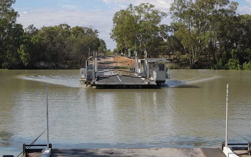 Ferry at Lyrup, South Australia.jpg