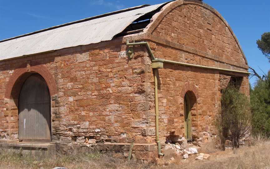 Old goods shed, Hoyleton.JPG