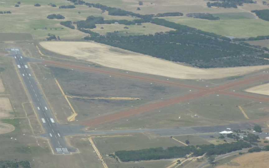 Kingscote Airport YKSC airborne view.jpg