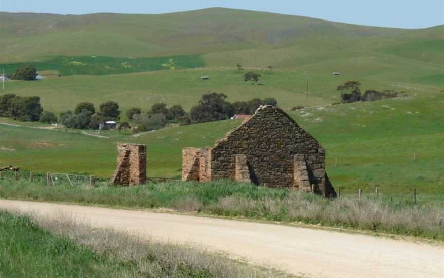 Buttressed ruins at Hansborough.JPG