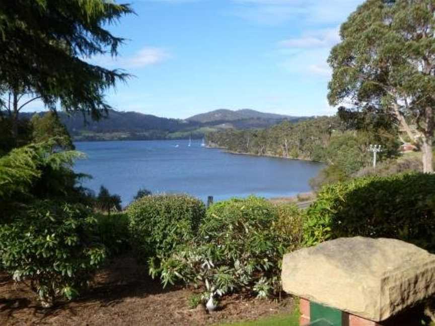 Donalea Bed and Breakfast & Riverview Apartment, Castle Forbes Bay, TAS