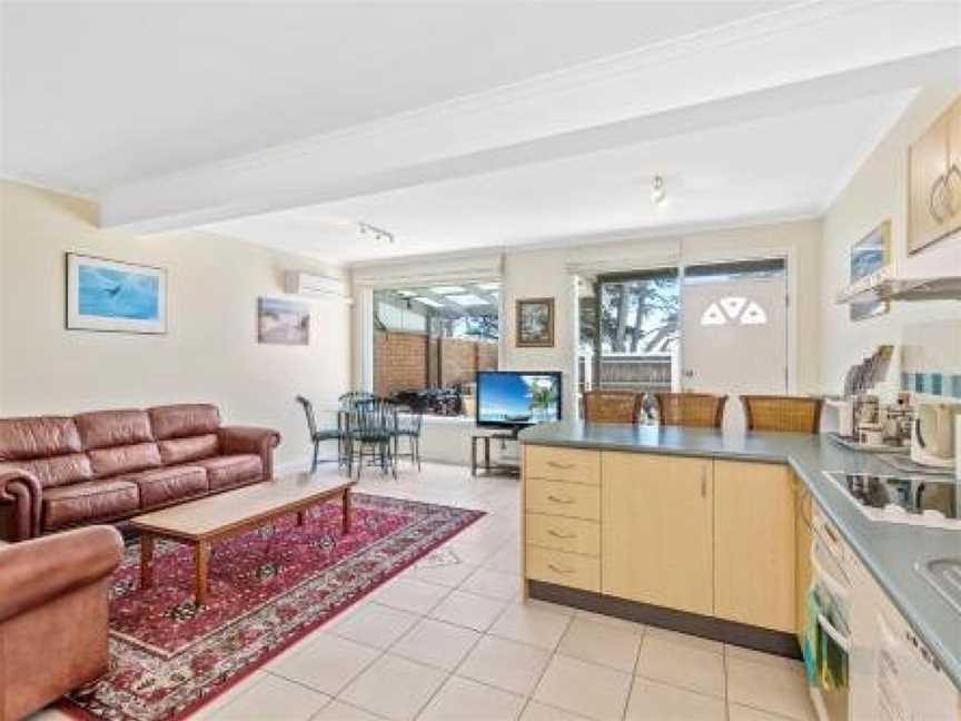 Black Dolphin Waterfront Apartment, San Remo, VIC