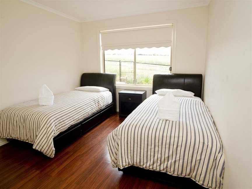 Spacious 5 Bdrms near Melb Airport, Sleeps 10-12, Attwood, VIC